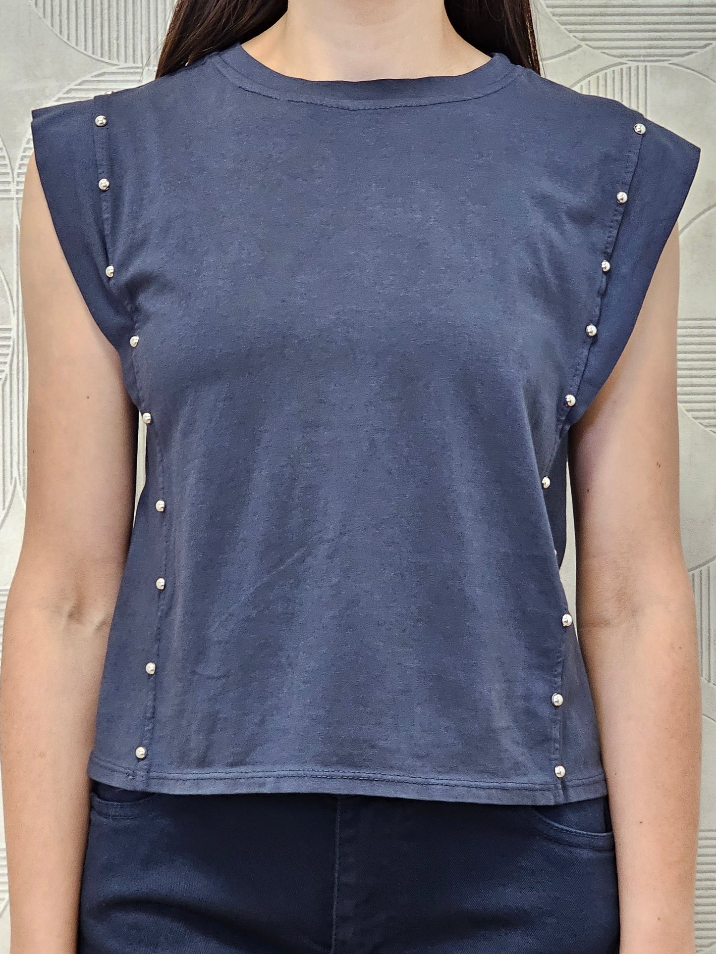 CAMISETA TACHUELAS AZUL MARINO