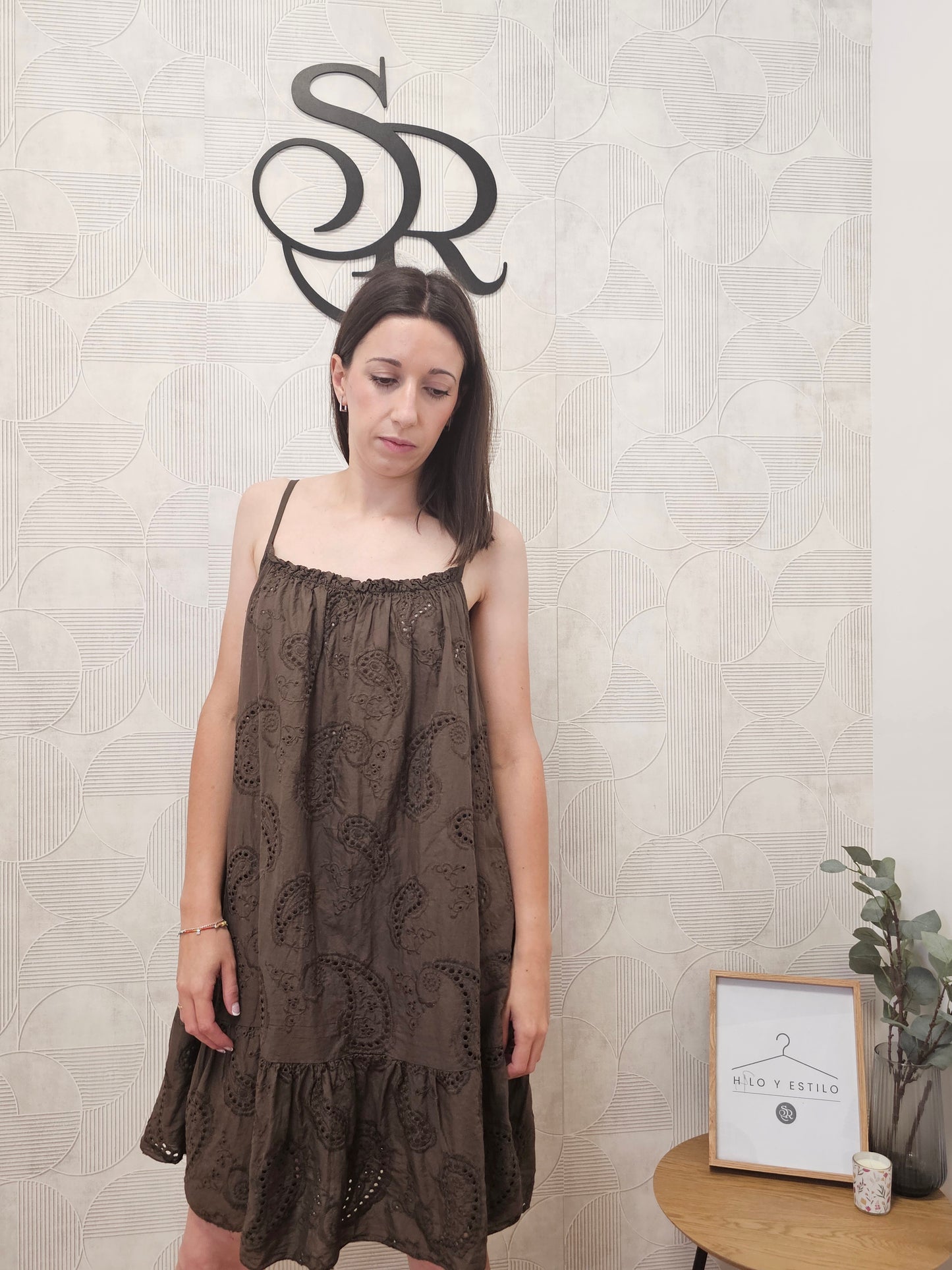 VESTIDO CALADOS MARRÓN