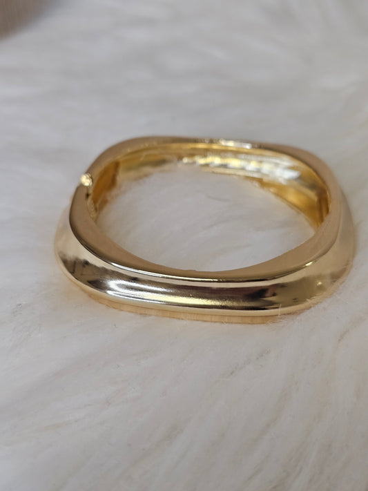BRAZALETE DORADO RÍGIDO